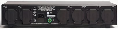 Strømrenser Isol-8 MiniSub Axis svart bakside med seks beskyttede stikkontakter og sentralt IEC-inntak