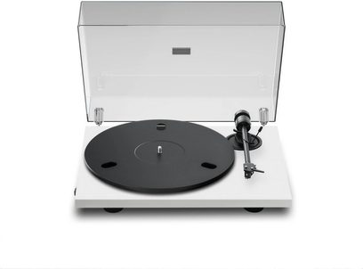 Pro-Ject E1.2 valge vinüülplaadimängija, eestvaade, valge alus musta plaadiga ja üles tõstetud läbipaistva kaanega