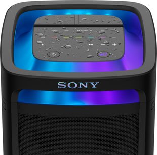 Cassa bluetooth portatile Sony ULT Tower 9 nera in plastica, griglia frontale in metallo, anello luminoso interno blu e viola, pannello comandi superiore coperto di gocce d’acqua, vista frontale leggermente dall’alto