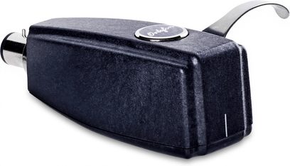 Glava za hi-fi gramofon Ortofon SPU GTX E, črno teksturirano ohišje, perspektivni pogled, kovinski zadnji priključek, ukrivljena ročica