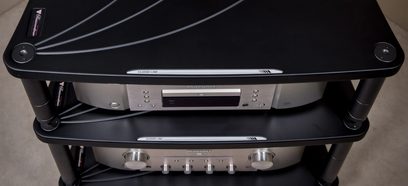 Bassocontinuo Lyra 2.1 sort hi-fi møbel, set forfra, 2 hylder med cd-afspiller og forstærker, 4 koniske fødder