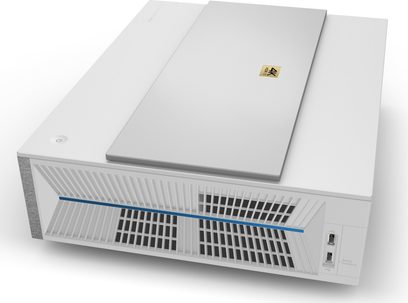 Benq V6000 hvid videoprojektor, set ovenfra, ventilationsgitter, gyldent logo, USB- og HDMI-porte på siden