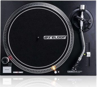 Siyah Reloop RP 1000MK2 pikap, üstten görünüm. Krom kaplı dairesel tabla, düz ton kolu, sağda kontroller