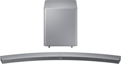 Frontvisning af den buede, metalgrå Samsung HW-J7501R soundbar og den rektangulære, grå subwoofer set forfra