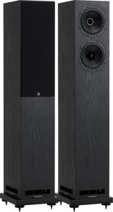 To Fyne Audio F55E gulvhøjttalere i sort med træeffekt, den ene med frontgitter, den anden med to enheder, frontporte