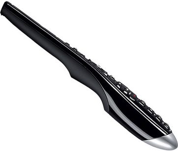 Juoda Logitech Harmony One+ universali nuotolinio valdymo pultą, profilio vaizdas, priekinė pusė, pailga išlenkta forma, mygtukai