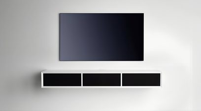 Biała szafka audio-wideo Clic Classic Series Model 131 z prawdopodobnie drewnianą konstrukcją, czarne fronty z trzema modułami, montowana na ścianie, widok z przodu