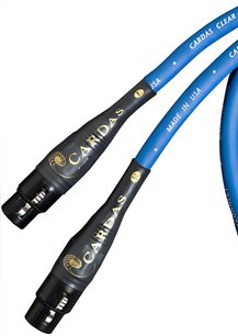 Skråt nærbillede af det analoge XLR-lydkabel Cardas Clear Sky 2 m, glat blå PVC-kappe med mærkningen "MADE IN USA", sorte lige stik med metalstik og gyldent Cardas-logo