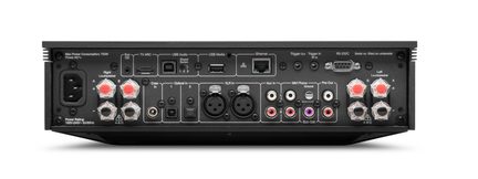 Vista posteriore di un amplificatore audio rettangolare in metallo nero, dotato di morsetti per altoparlanti traslucidi con terminali rossi, prese RCA bicolore, connettori XLR circolari, porte ottiche, coassiale, USB, Ethernet e HDMI, oltre a un connettore di alimentazione.