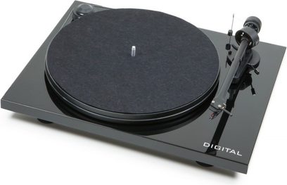 Pro-Ject Essential II Digital sort lakeret pladespiller, set ovenfra i et skråt perspektiv, tonarm med pickup, mat sort pladedrev