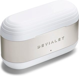 Bezdrátová sluchátka Devialet Gemini II iconic bílá, pohled z profilu, bílý oválný nabíjecí pouzdro se stříbrným nápisem