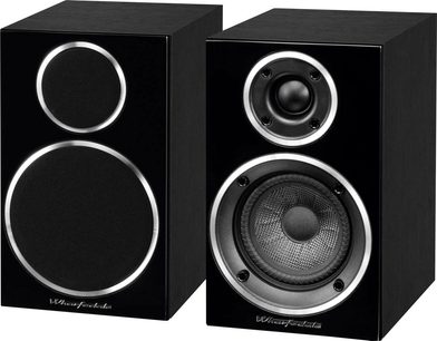 To sorte Wharfedale Diamond 210 bogreolhøjttalere, set forfra, med synlige mellemtone-/basenhed og diskant