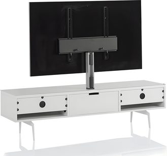 Meuble audio-vidéo Sonorous STA363 blanc en métal, vue de trois-quarts avant, structure basse rectangulaire à pieds fins, trois compartiments frontaux dont deux percés d’un trou circulaire noir et un doté d’une fente centrale, mât de support TV vertical centré surmonté d’une platine noire