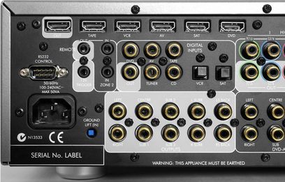 Bagpanel på en Arcam FMJ-AV9 audio-video-forstærker med talrige stik og tilslutninger, set forfra