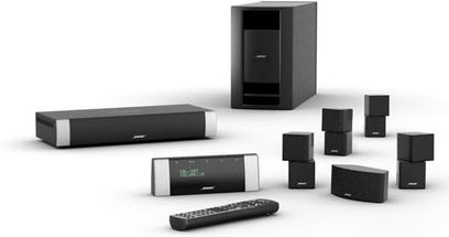 Černý domácí kino systém Bose Lifestyle V30 sestávající z basového reproduktoru, DVD přehrávače, 5 reproduktorů a dálkového ovládání
