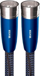 To blå Audioquest Water XLR-lydkabler med forsølvede XLR-stik, set i nærbillede forfra