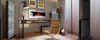 Hvide og sorte vertikale akustiske paneler Artnovion Kit Mobile Wall Bass Trap i et musikstudie