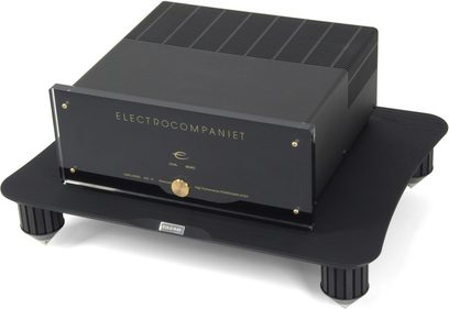 Electrocompaniet melns integrētais pastiprinātājs, skats no priekšpuses, zelta fasāde ar pogām un ligzdām, novietots uz melna statīva
