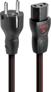 Audioquest NRG-X3 C13 2 m strømkabel i sort PVC med røde striber, forfra set på de teksturerede sorte plastikforbindere med europæisk stik med to metalstifter og IEC-hunstik
