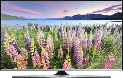 Samsung UE43JU5500 TV-skærm, der viser et landskab med en sø omgivet af bjerge og blomstrende lupiner i forgrunden