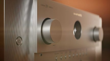 Marantz CINEMA 50 Series 2 sølvfarvet audio-video-forstærker, frontpanel med drejeknapper og tænd/sluk-knap