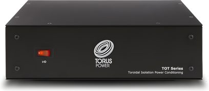 Τροφοδοτικό Torus Power TOT MAX μαύρο ορθογώνιο με έναν κόκκινο διακόπτη στα αριστερά και ένα λευκό λογότυπο στο κέντρο