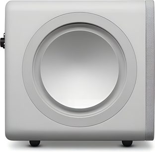 Witte Cambridge Audio-subwoofer met grote ronde luidspreker en zijrooster, gezien vanaf de zijkant
