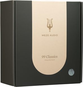 Černá kartonová krabice s béžovým středovým pruhem Meze Audio 99 Classics, pohled zepředu, zlaté logo