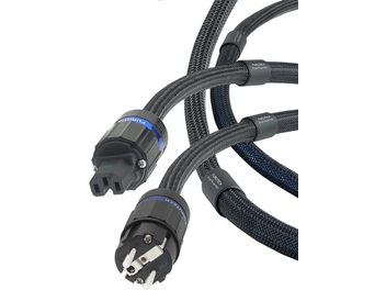 Gros plan en perspective sur le câble d’alimentation secteur Furutech Origin Power NCF-E (R) 1,5 m, gaine tressée noir anthracite avec liserés bleus, bagues d’identification noires sérigraphiées, connecteur femelle IEC noir et fiche mâle métal à deux broches