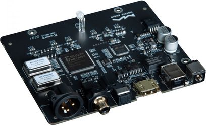 Matrix Audio X‑SPDIF3 audio konverteringskort, sort PCB i glasfiber, trekvartsvinkel, viser central FPGA, to metalliske oscillatorer, gennemsigtig LED og flere stik: USB‑B, micro‑USB, sort XLR og forgyldt RCA