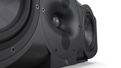 Centrální reproduktor Perlisten S5c v černém laku, detailní pohled ze šikmého úhlu, kruhové reproduktory, hladký povrch, viditelné šrouby