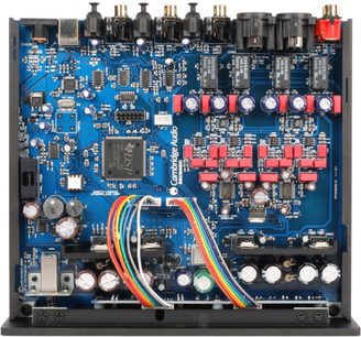 Blå elektronisk kort med elektroniske komponenter, røde og hvide audio RCA-stik og flerfarvede kabler