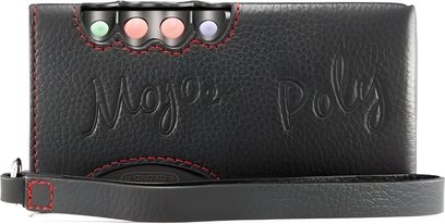 Chord Electronics Mojo 2 + Poly svart lærveske med 4 fargede knapper, røde sømmer og opphøyd "Mojo Poly"-inskripsjon