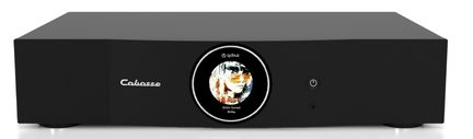 Sort, rektangulært sort metal-lydkabinet set forfra, med Cabasse-logo til venstre på fronten, centralt cirkulært display, der viser et albumcover, og rund tænd/sluk-knap til højre