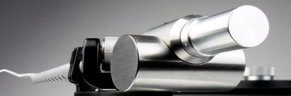 Børstet metalltonearmskinne med sylindrisk motvekt og justeringsskrue, nærbildeprofil på ensfarget grå bakgrunn