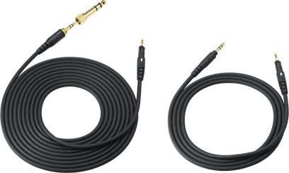 Sort, aftageligt audiokabel i fleksibel sort plast, langt og delvist oprullet, udstyret med forgyldte minijack-stik og en 6,35 mm jack-adapter, præsenteret fladt set ovenfra som tilbehør til de åbne Audio Technica ATH-R50X hovedtelefoner.