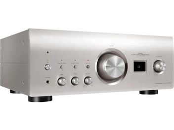 Denon PMA-3000NE sudraba stereo integrētais pastiprinātājs, skats no priekšpuses ar lielu skaļuma regulatoru un CD displeju