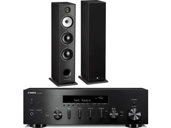 Yamaha R-N1000A hi-fi süsteemid koos paari mustade Triangle põrandakõlaritega, vaade eest ja kolmveerandvaates