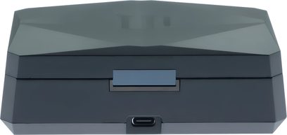 iFi Audio Go Pod -langaton lähetin mustana muoviversiona, jossa on harmaasavunvärinen läpikuultava monitahokas kansi, suorakulmainen insertti ja USB-C-portti keskellä etupaneelia, edestäpäin kuvattuna