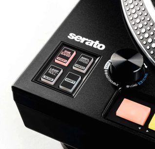 Melnā Reloop RP 8000 MK2 hi-fi vinila atskaņotāja priekšējā paneļa tuvplāns ar pogām un regulēšanas ripu