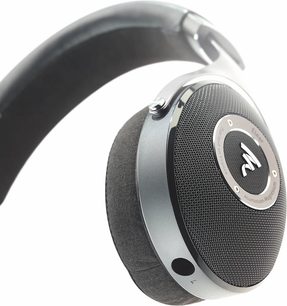 Åbent hi-fi hovedsæt Focal ELEAR, set fra venstre side, sorte og grå ørekopper, sølvfarvet hovedbøjle, mørkegrå ørepuder