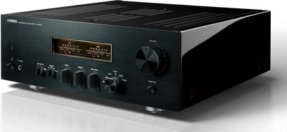Yamaha A-S1200 sort hi-fi stereforstærker, set forfra, sort front med sølvfarvede knapper og volumenkontrol, VU-meter display