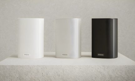 Diffusori Piega Premium 301 bianchi, argentati e neri, vista frontale, posizionati su una superficie in cemento