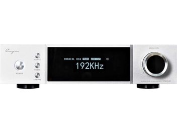 Strieborný audio prevodník Cayin iDAC-8 z brúseného hliníka, pohľad spredu, s veľkým čiernym centrálnym digitálnym displejom zobrazujúcim 192 kHz, tromi vertikálnymi tlačidlami naľavo a veľkým kruhovým ovládačom hlasitosti napravo