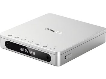 FiiO DM13 BT sølvfarget CD-spiller i aluminium, høyoppløselig lyd, perspektivvisning forfra fra høyre, kompakt rektangulært kabinett med avrundede hjørner, blank svart front med hvitt digitalt display og to sirkulære sensorer, topp med seks flate knapper