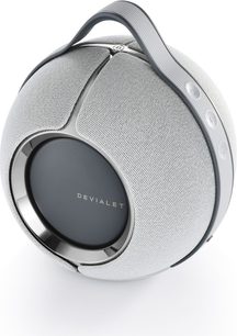 Бездротову колонку Devialet Mania світло-сірого кольору, вид спереду, сферична форма, металева решітка, центральний чорний логотип