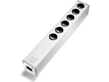 Multiprise Inakustik AC-3200 Filter Analog SCHUKO v kartáčovaném stříbrném hliníku, pohled z mírně zvýšené perspektivy, se šesti kulatými černými zásuvkami uspořádanými na horní straně a napájecím konektorem IEC na jednom konci