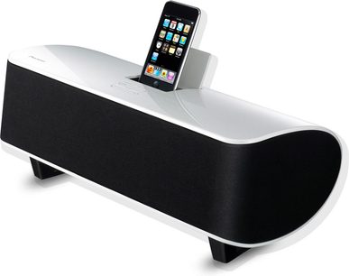Hvid og sort Pioneer XW-NAS3 dockingstation, set fra en trekvartfremadvinkel med en smartphone placeret ovenpå