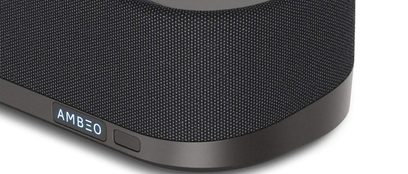 Zvuková lišta Sennheiser AMBEO Soundbar Mini v černé barvě, detailní pohled na roh zepředu, jemná síťovaná akustická mřížka