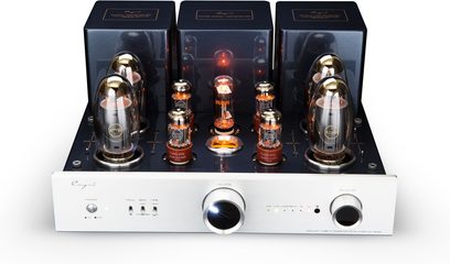 Cayin CS-150A zilver, stereo buizenversterker in geborsteld aluminium, frontaal licht van bovenaf gezien, zilverkleurig frontpaneel met centrale volumeknop, rechter draaikeuzeschakelaar, kleine schakelaars en controlelampjes, donkergrijze bovenplaat met acht gloeilampen en drie metalen transformatorbehuizingen